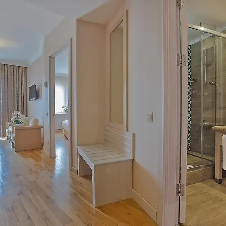 موكارناس ريزورت آند سبا منتجع 5*